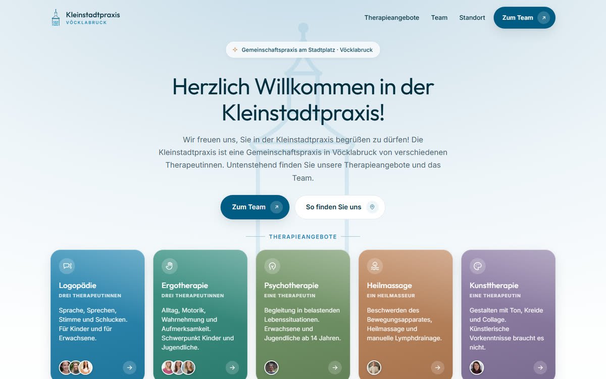Startseite der Kleinstadtpraxis Vöcklabruck mit Begrüßung vor dem Stadtturm und fünf farbigen Karten für Logopädie, Ergotherapie, Psychotherapie, Heilmassage und Kunsttherapie