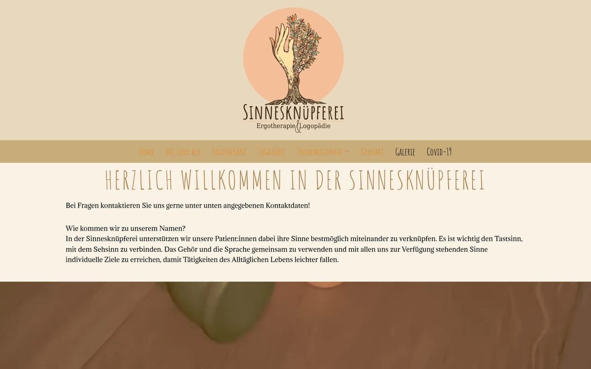 Startseite der Sinnesknüpferei mit illustriertem Logo und Navigation zu Ergotherapie und Logopädie